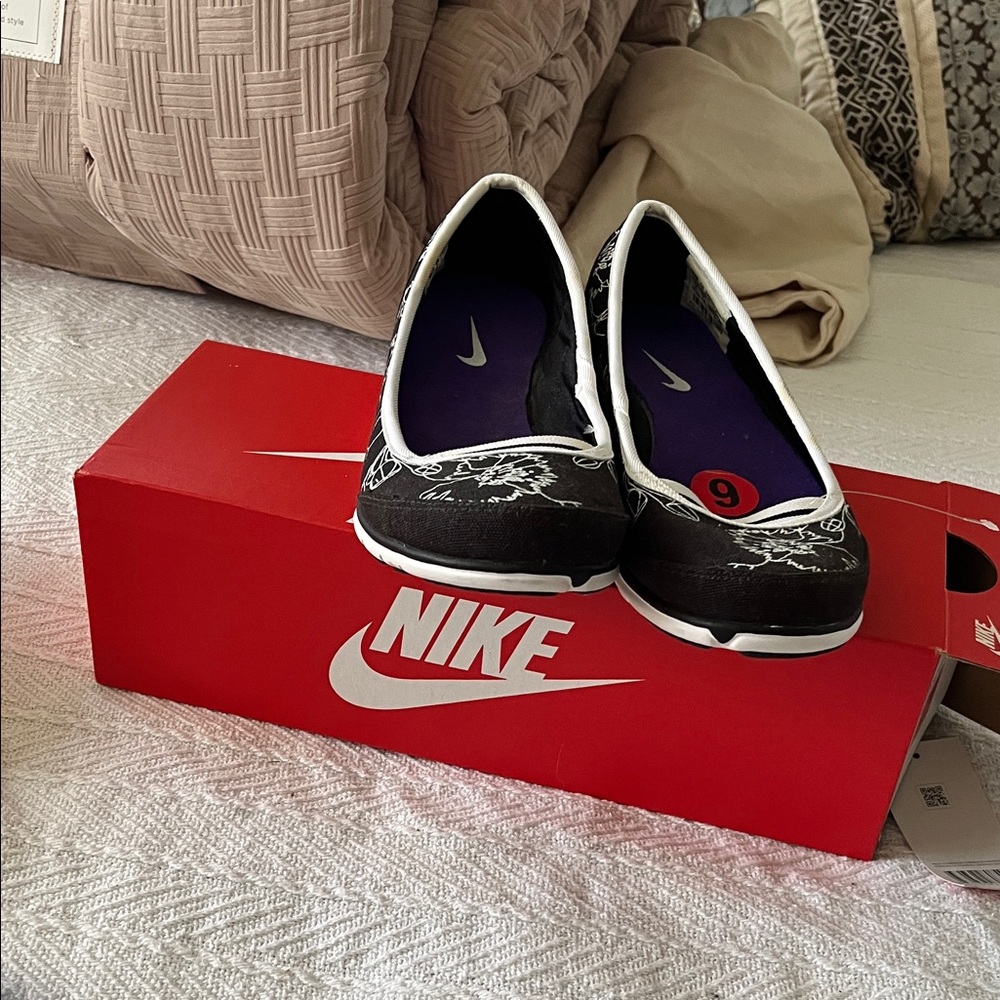 Nike Women's Black and White Flats